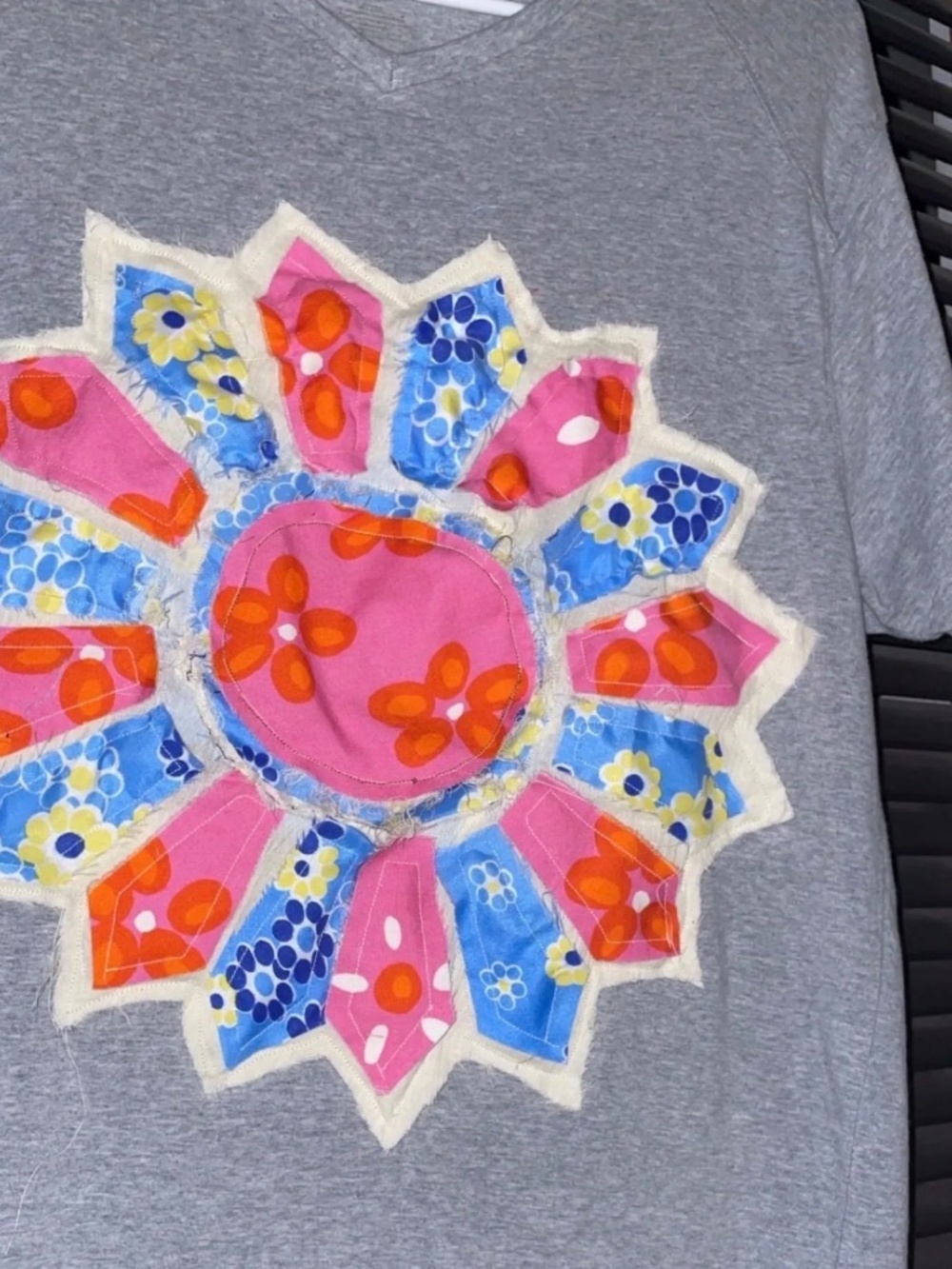 2A. Size Large Quilt Patch Tee 🌸 Retro Floral Appliqué T-Shirt |CottagecoreBOHO - Picture 3 of 4